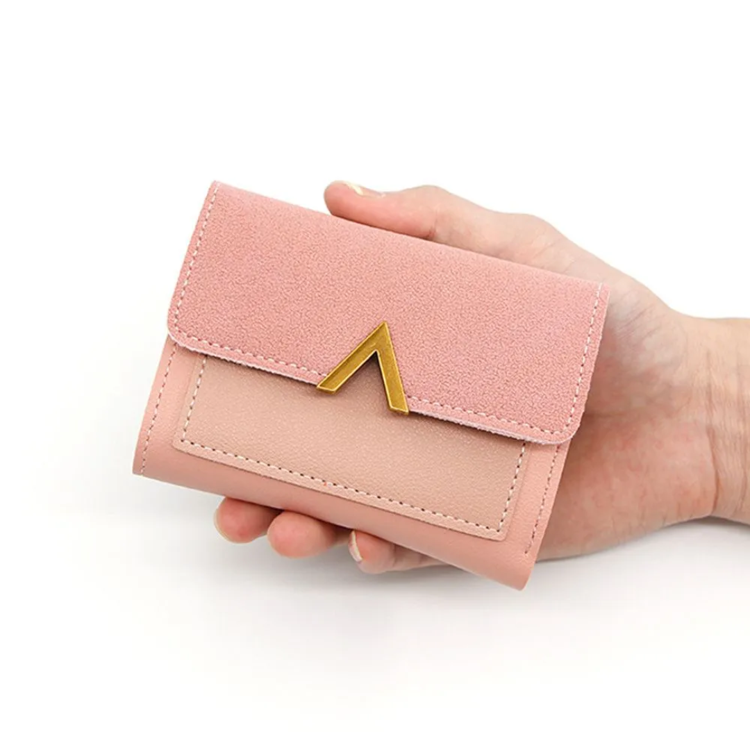 Kleine dames portemonnee van leer met fluwelen finish, trendy en praktisch.