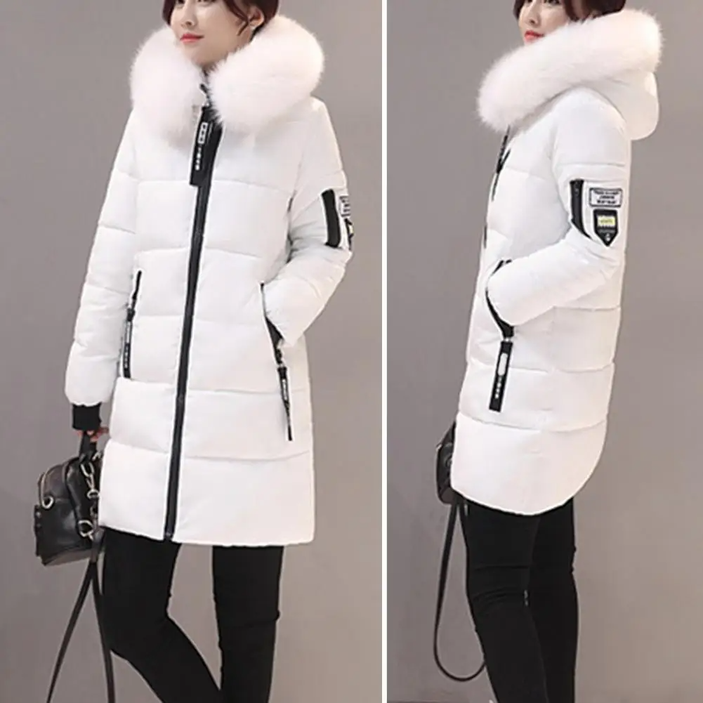 Halflange Elinora dames winterjas, warm en windbestendig. Stijlvolle buitenkleding met capuchon.