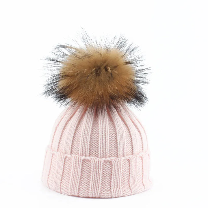 Warme gebreide damesmuts met pompon, ideaal voor een trendy en gezellige winterlook.