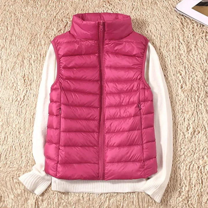 Vrouwelijke mouwloze bodywarmer, winddicht en warm, met rits, ideaal voor outdoor comfort en stijl.