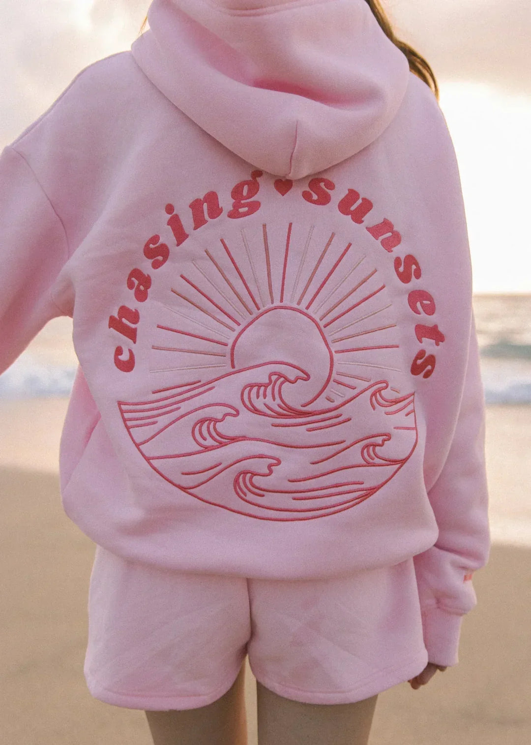 Nieuwe collectie: comfortabele dames oversized hoodie in crème, ideaal voor lentemode en streetwear.