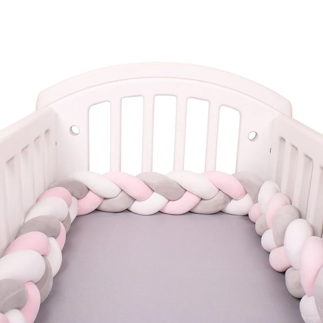 Lange gevlochten bedbumper (200 cm) biedt zachte veiligheid in kinderledikant & babykamer.