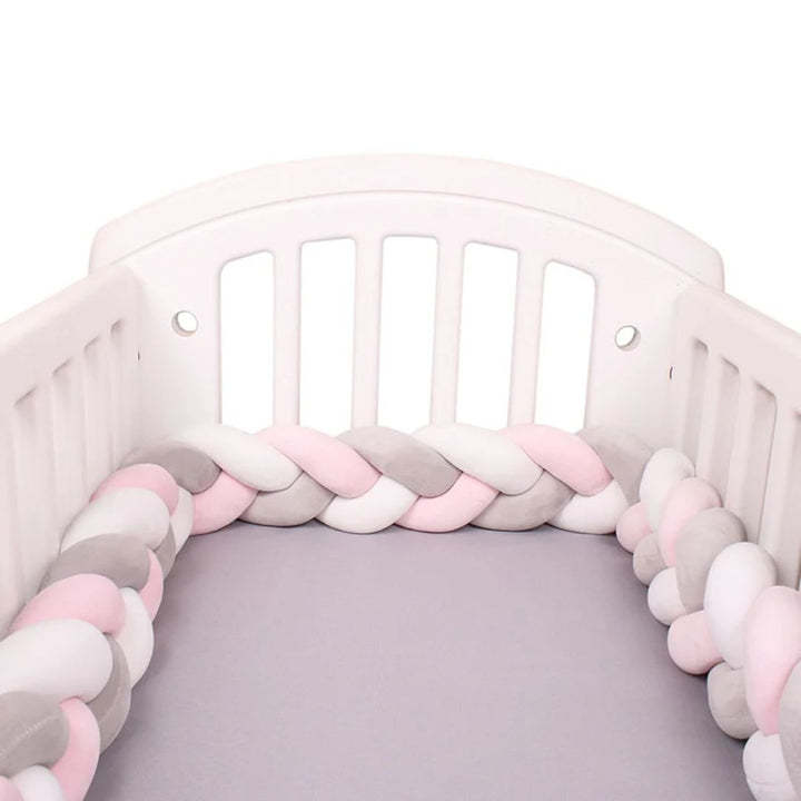 Lange gevlochten bedbumper (200 cm) biedt zachte veiligheid in kinderledikant & babykamer.