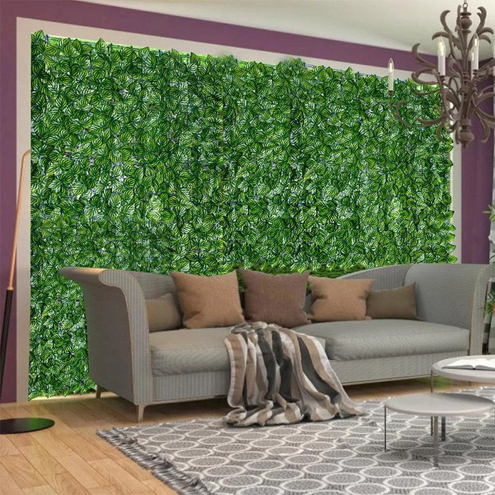 Groene kunstplantenrol, ideaal voor tuindecoratie en privacy op schutting of muur. Realistisch.