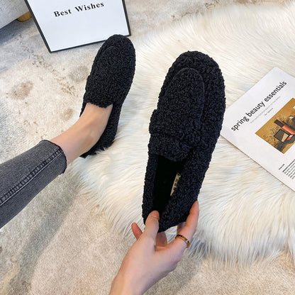 Pluche pantoffels voor dames, warm en stijlvol, met een elegant design en zachte, luxueuze stof voor thuiscomfort.