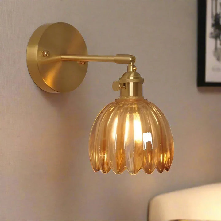 Glazen kap wandlamp met tulpvorm en gouden details, perfecte sfeermaker.