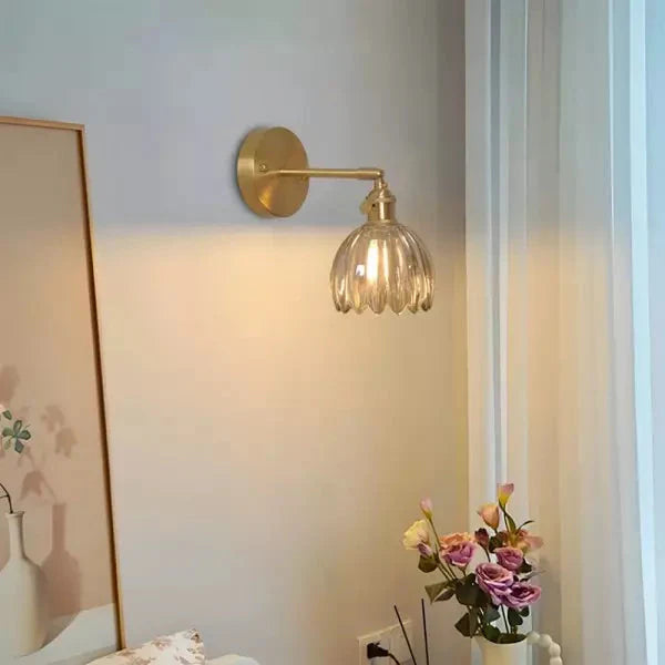 Wandlamp in vintage look, glazen tulp kap en gouden houder voor interieur.