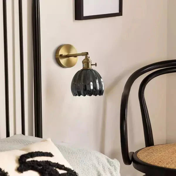 Luxe retro wandlamp: tulp glas design met opvallende gouden afwerking.