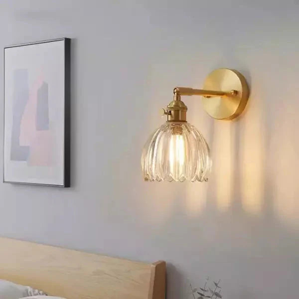 Elegante tulp wandlamp van glas met gouden afwerking voor een retro touch.