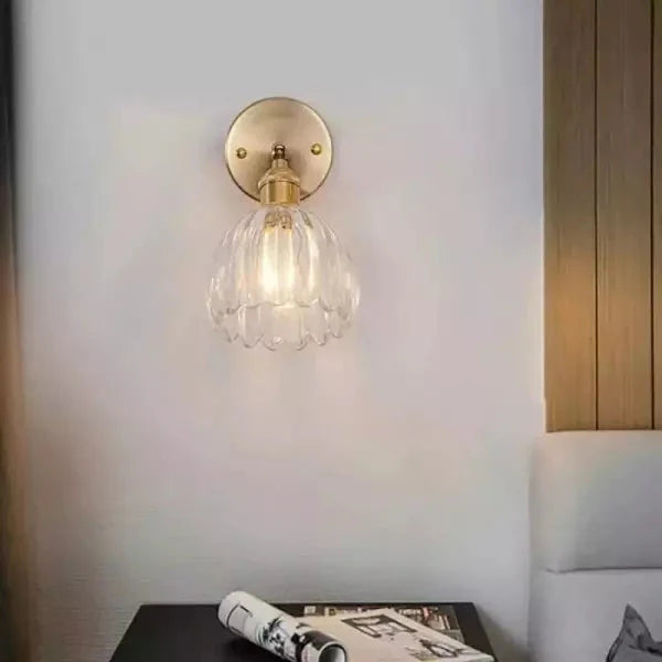 Design wandlamp retro: glazen tulp kap en gouden frame, sfeervolle binnenverlichting.