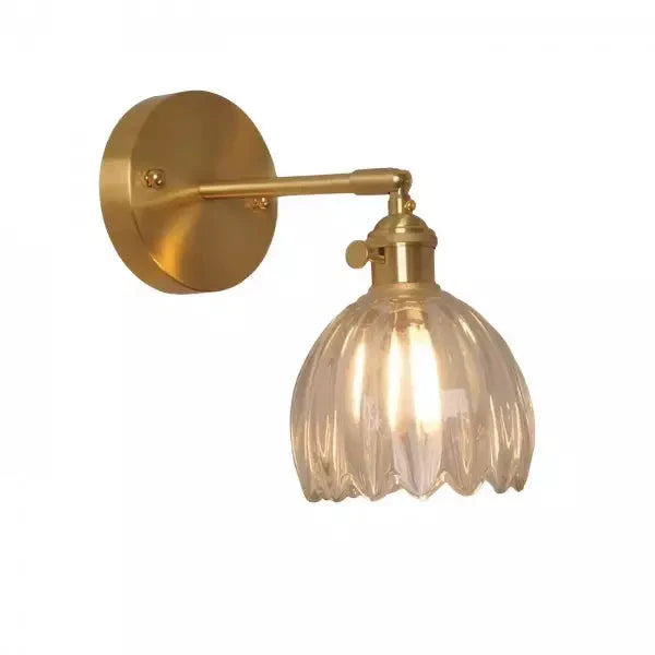 Vintage designlamp: tulpvormige glazen wandlamp met gouden details.