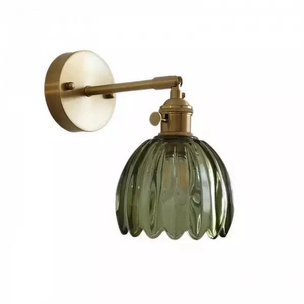 Luxe sfeerverlichting: retro tulp wandlamp met glazen kap en gouden finish.
