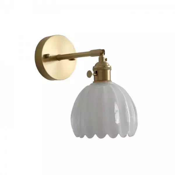 Wandlamp tulp: glazen kap, gouden afwerking, brengt retro charme in huis.