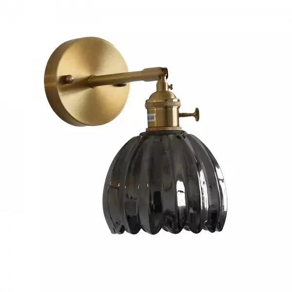 Decoratieve retro wandlamp: glazen tulp design met gouden accenten, interieur.