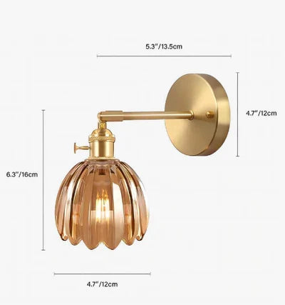 Gouden wandlamp in retro stijl met tulpvormige glazen kap, sfeervolle design.