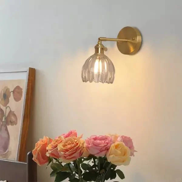 Vintage design wandlamp: tulpvormig glas en goudkleurig detail, sfeervolle verlichting.