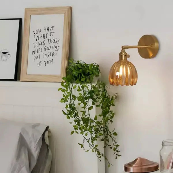 Glamoureuze retro wandlamp met tulp design, glazen kap en luxe gouden afwerking.