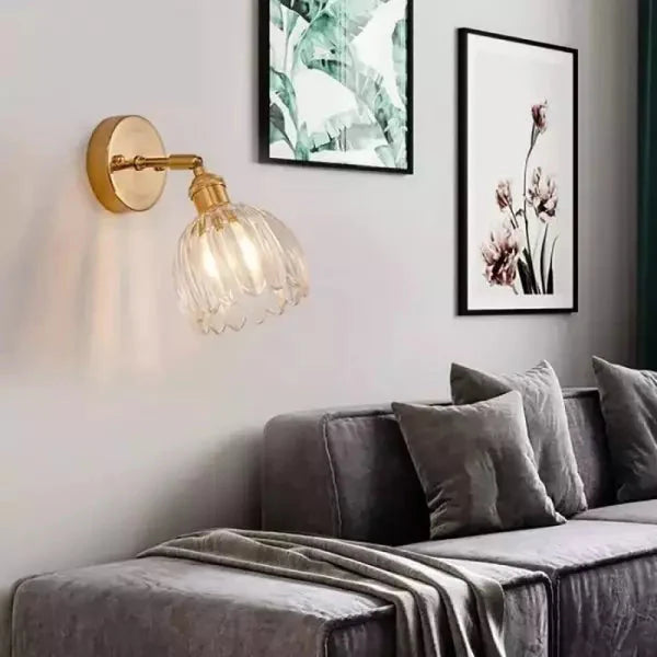 Retro wandlamp met tulpvormige glazen kap en gouden finish, glamour interieur.