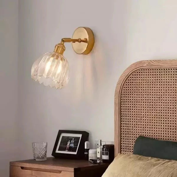 Sfeervolle gouden wandlamp, tulpvormig glas, ideaal als binnenverlichting.