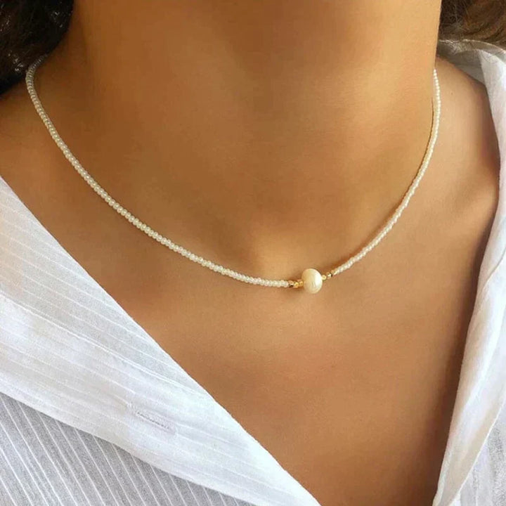Verfijnde witte zoetwaterparelketting, verstelbaar en elegant dames accessoire.