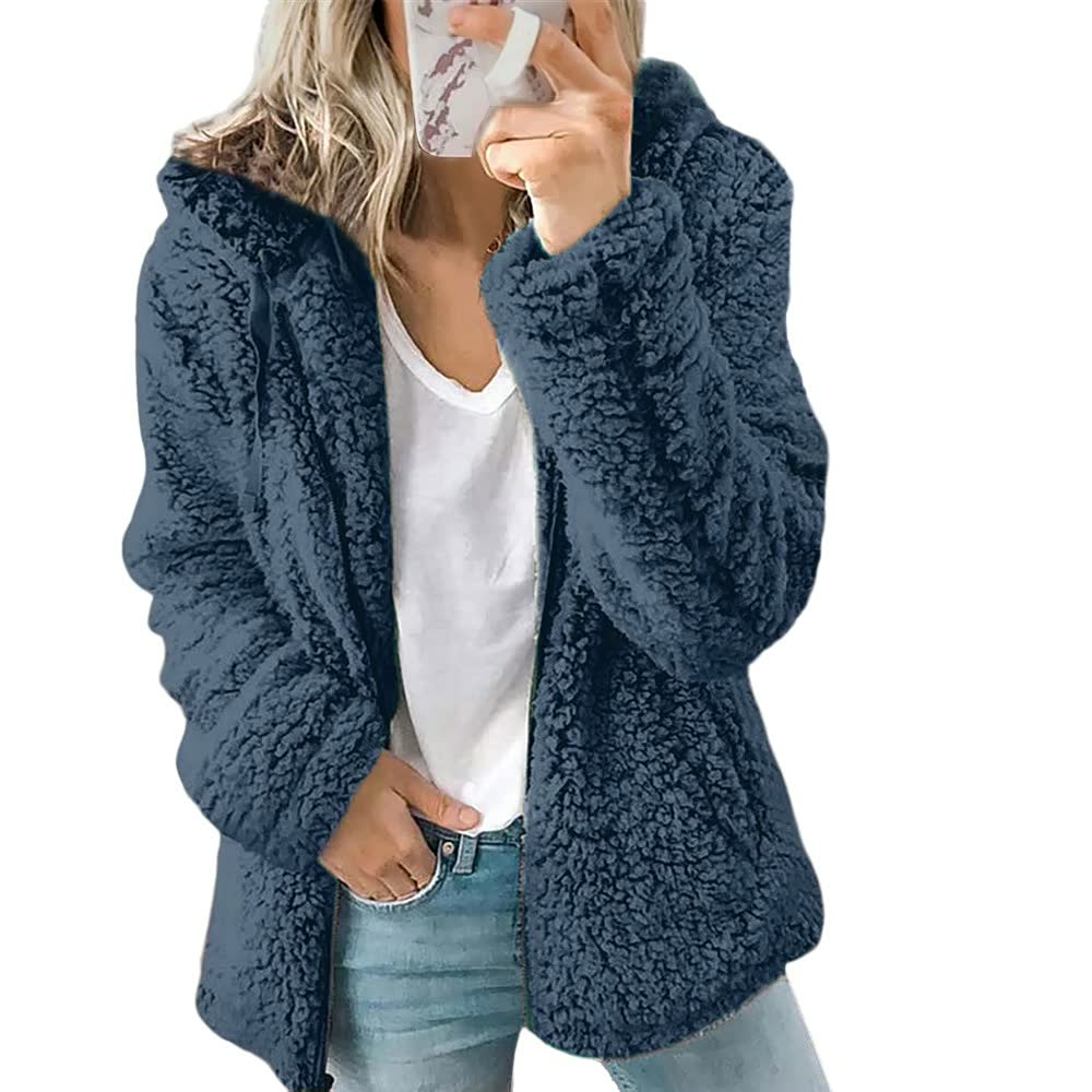 Detail van de warme, zachte capuchon van de FluffyCoat™ damesjas. Beschermt stijlvol tegen kou.