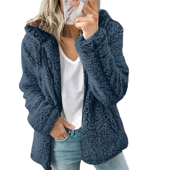 Detail van de warme, zachte capuchon van de FluffyCoat™ damesjas. Beschermt stijlvol tegen kou.