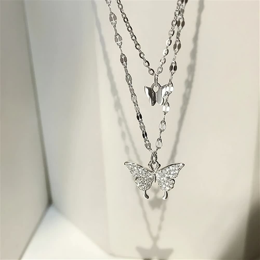Delicate zilveren vlinderketting voor dames, symboliseert gratie en schoonheid. Elegant geschenk.
