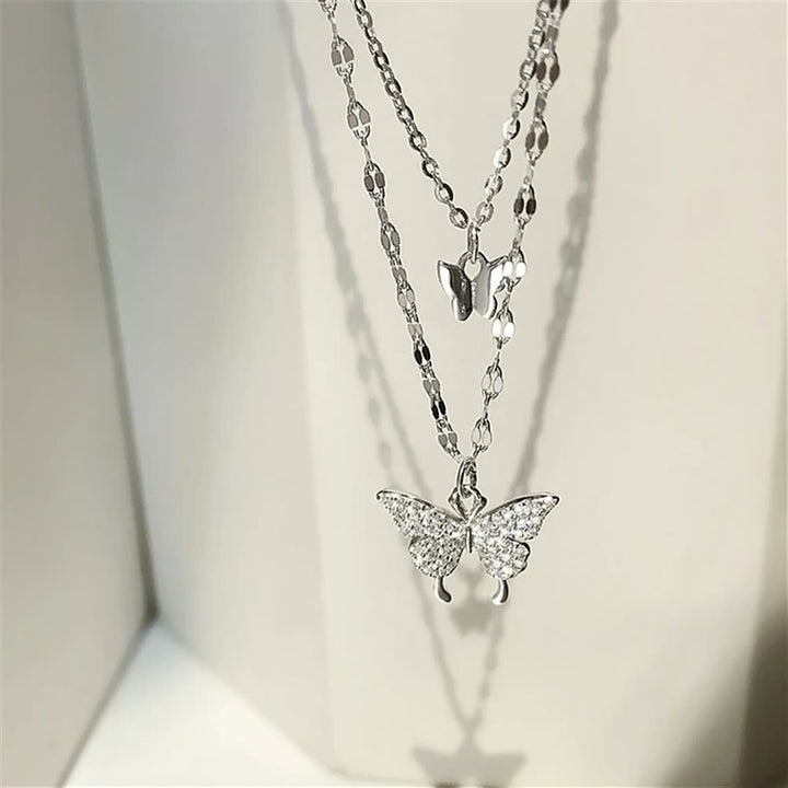 Delicate zilveren vlinderketting voor dames, symboliseert gratie en schoonheid. Elegant geschenk.