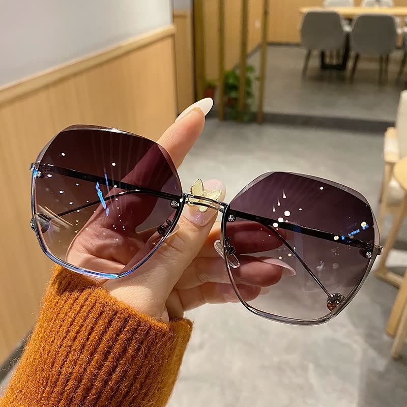 Trendy dames zonnebril met opvallende grote glazen. Het ultieme mode accessoire.