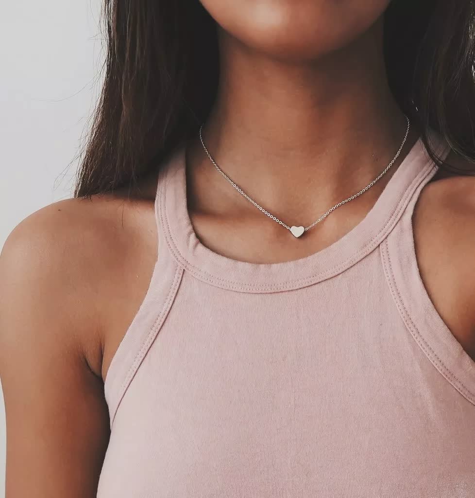 Verfijnde zilverkleurige ketting met hartje hanger, ideaal als cadeau of dagelijks accessoire.