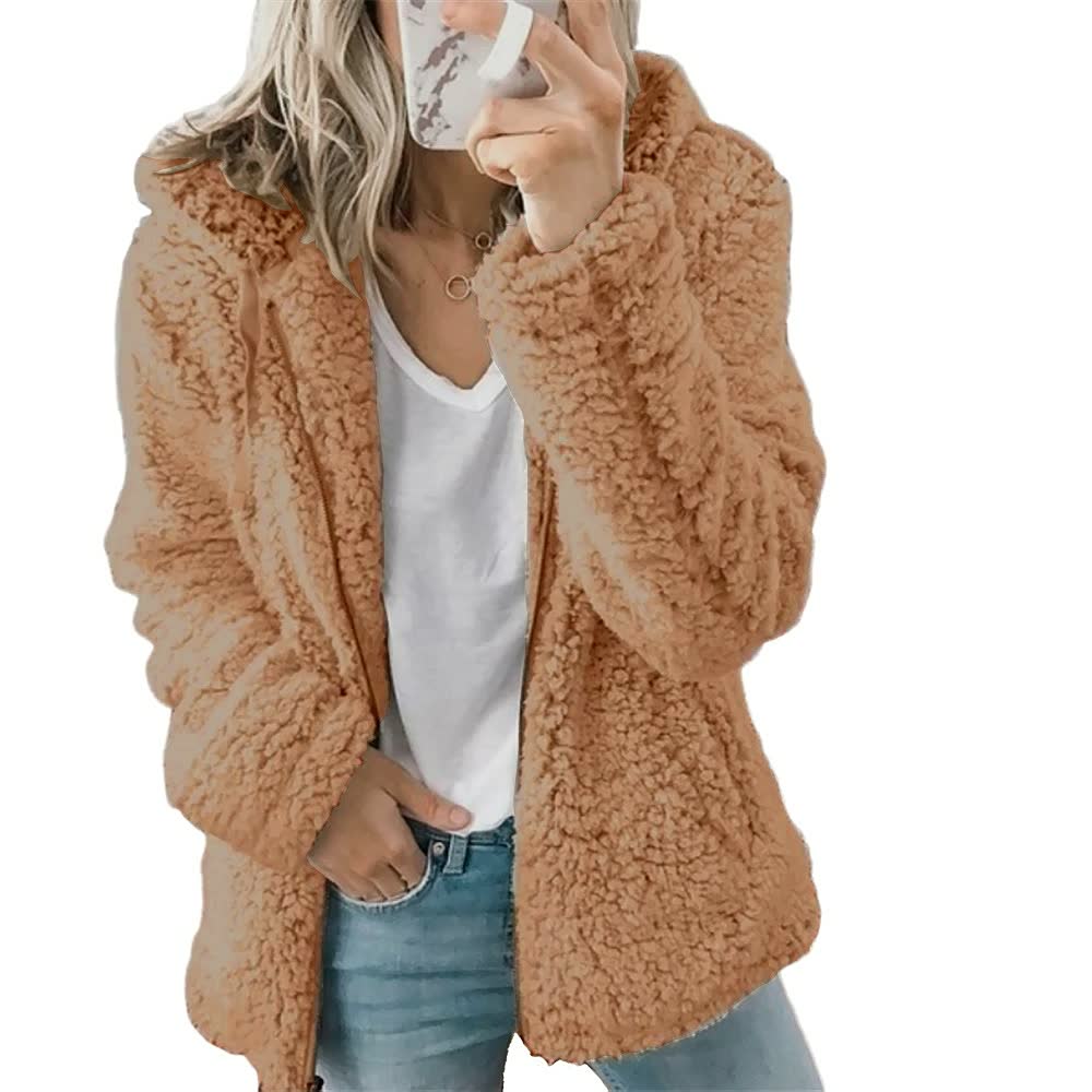 Model draagt stijlvolle FluffyCoat™ dames winterjas met capuchon. Perfecte casual dameskleding.