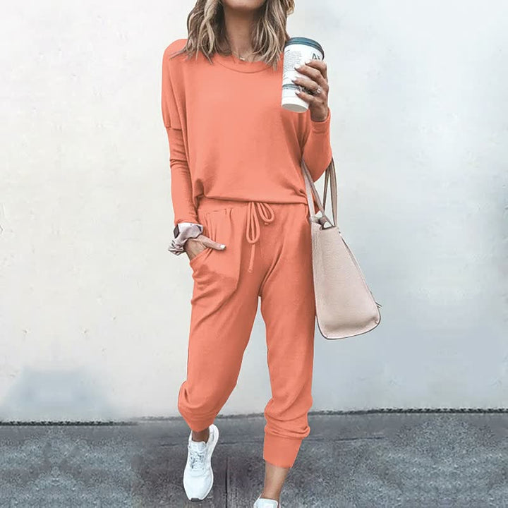 Dames trainingspak, zacht en comfortabel, perfect als stijlvolle sportkleding, loungewear of casual mode outfit.