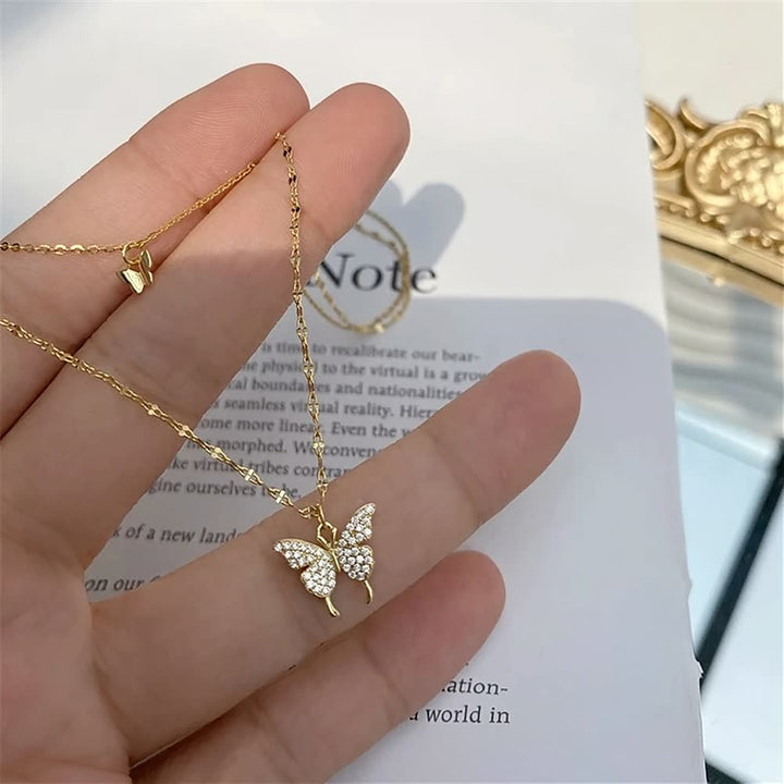 Trendy zilveren damesketting met een glanzende vlinderhanger, een modern en chic sieraad.