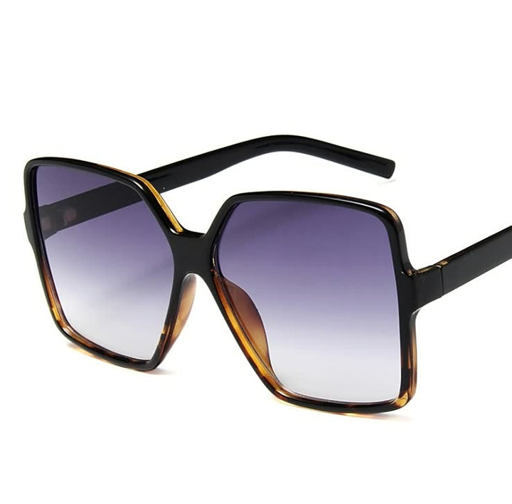 Perfecte zomerse InStyle™ dames zonnebril met grote, trendy gekleurde glazen; onmisbaar voor stijl en zonbescherming.