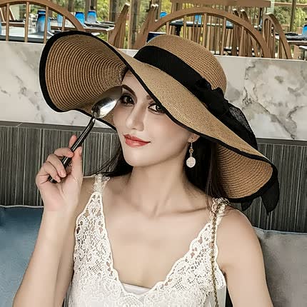Dames strandhoed met elegant design, perfect voor zomerse dagen; een onmisbaar accessoire tegen de zon.