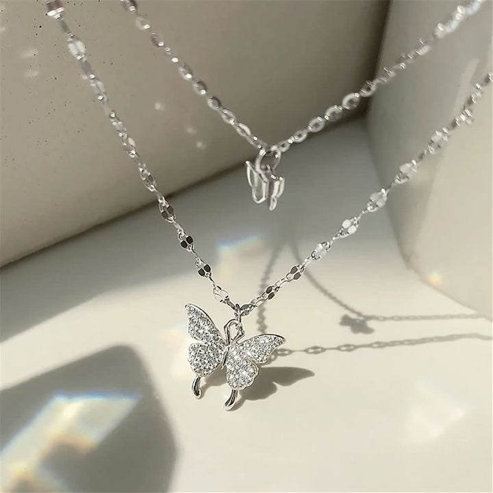 Hoogwaardige zilveren damesketting met sprankelende vlinder. Duurzaam en elegant sieraad.