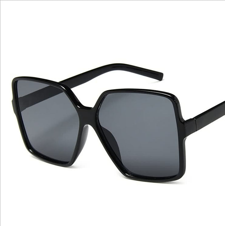 Modern vormgegeven InStyle™ dames zonnebril met oversized frame en trendy gekleurde glazen, een stijlvolle keuze.
