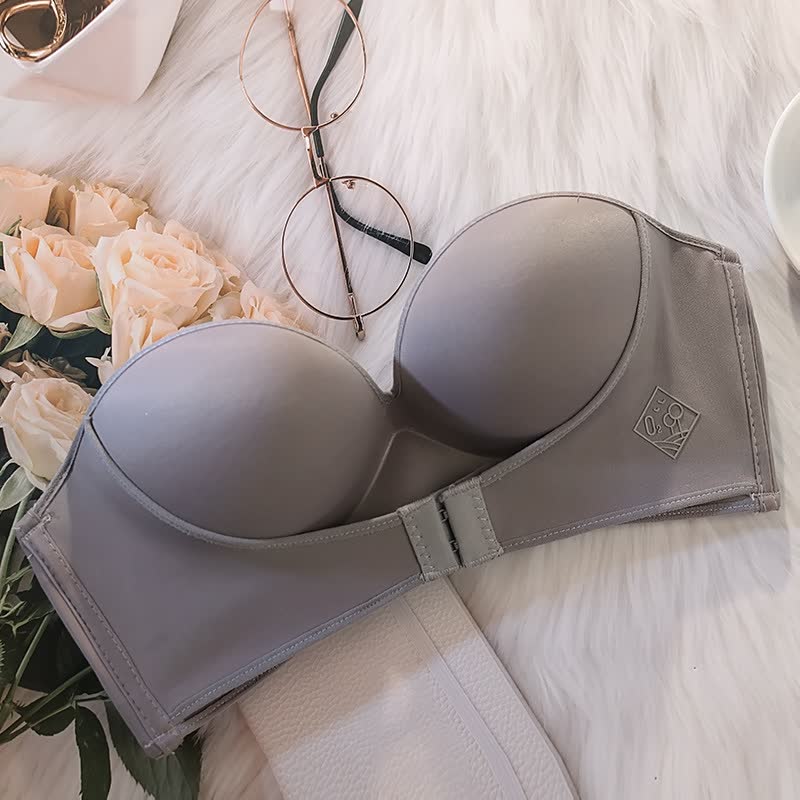 Elegante beige strapless push-up beha voor een naadloze look en comfortabel decolleté, ideaal onder zomerkleding.