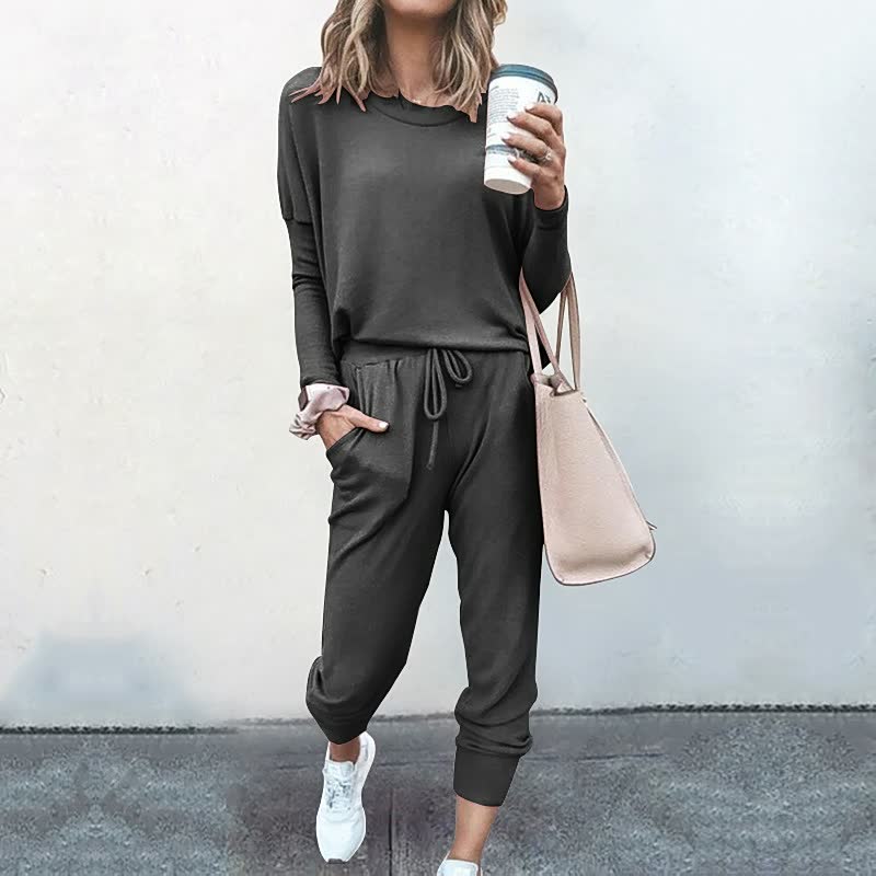 Comfortabel dames trainingspak voor relaxte dagen thuis, perfect als stijlvolle loungewear of casual outfit.