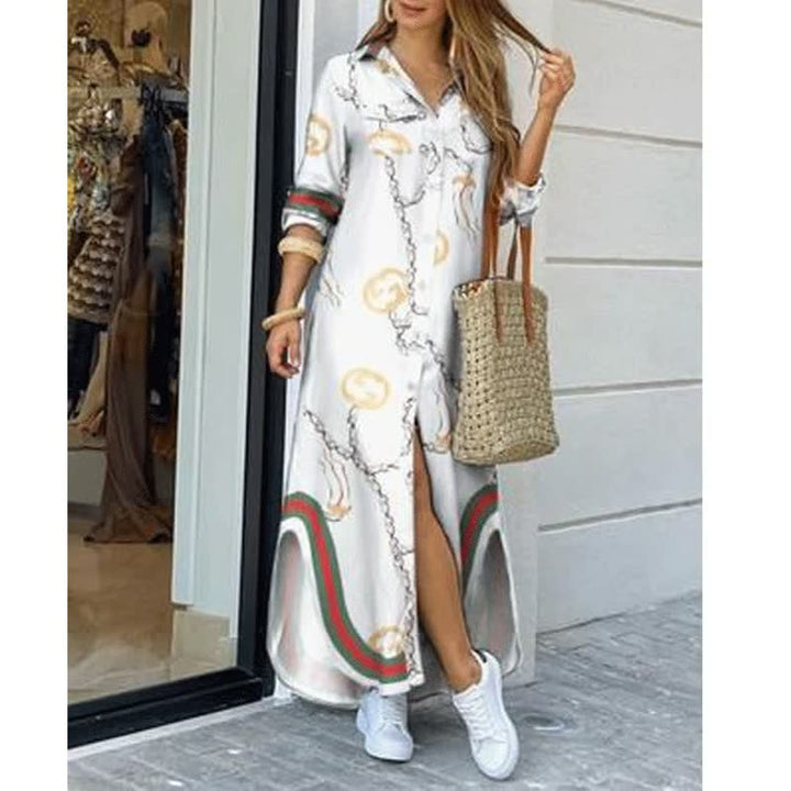 Damesmodel in elegante lange street style jurk met comfortabele pasvorm, perfecte casual look.
