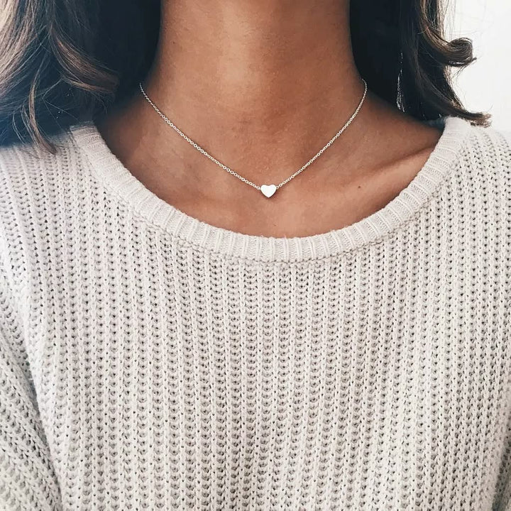 Mooie damesketting met een glanzende hartjes hanger, een klassiek en elegant sieraad.
