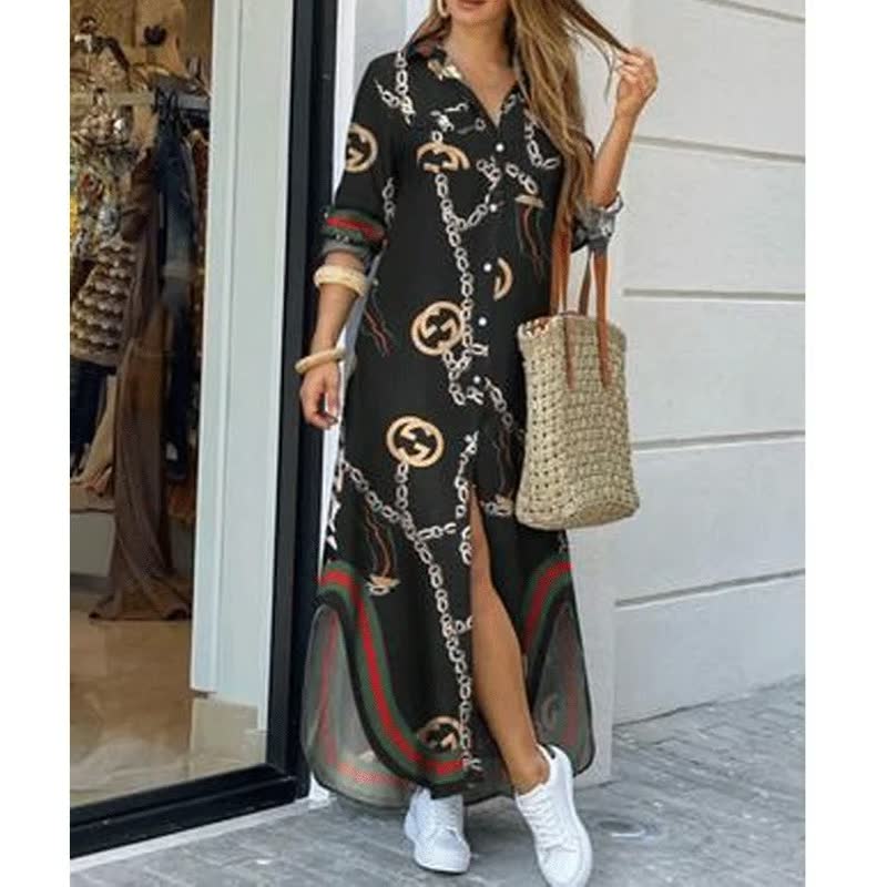 Vrouw draagt comfortabele lange dames jurk met knoopjes, loopt nonchalant voor een street style look.