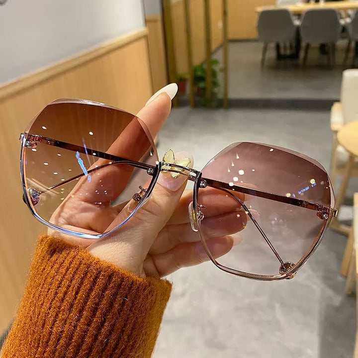 Modieuze dames zonnebril, oversized glazen voor een trendy look. Ideaal zomer accessoire.