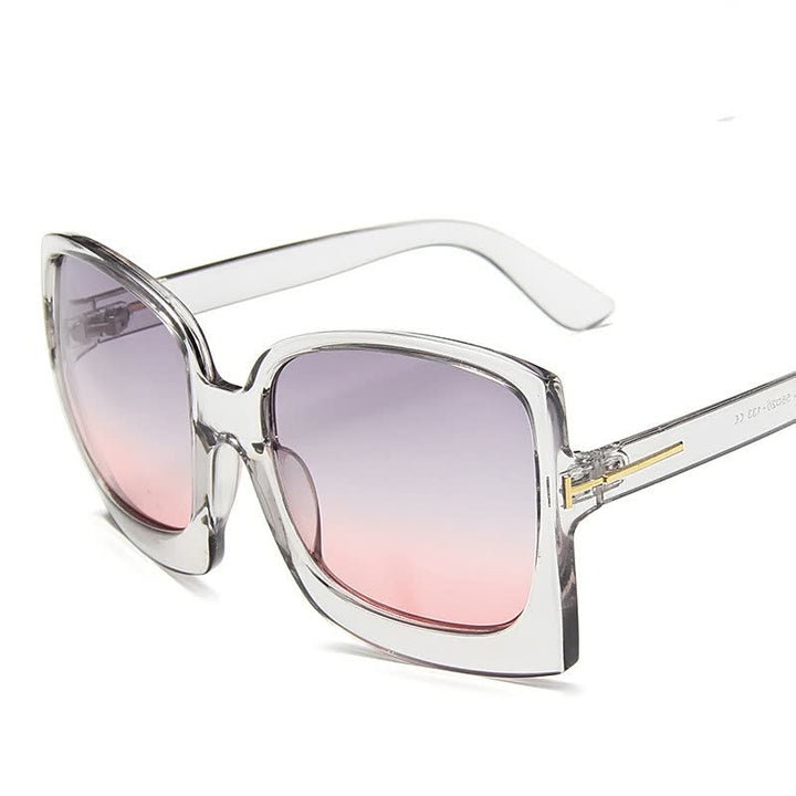 Zomerse dames zonnebril met een modieuze jaguarprint montuur. Perfect voor een trendy en beschermde look.