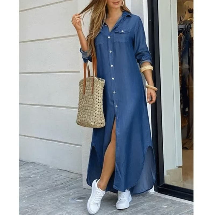 Close-up van de elegante knoopsluiting op een lange dames street style jurk, modieus detail.