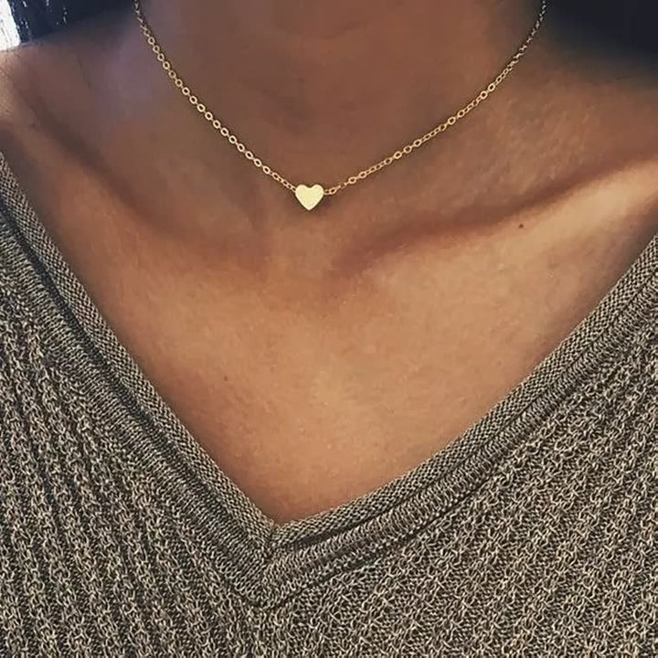 Minimalistische damesketting met een stijlvol hartje, een subtiel en elegant fashion statement.