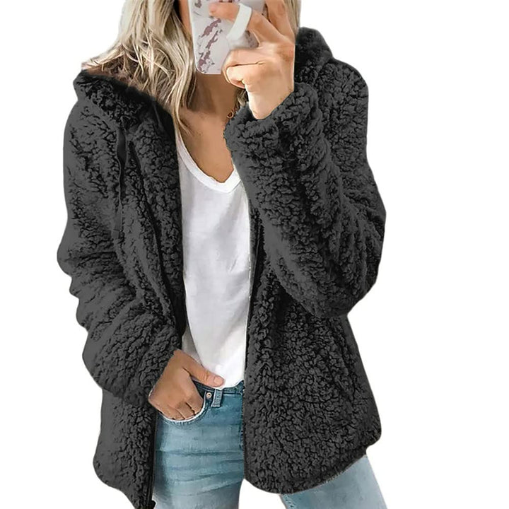 Veelzijdige FluffyCoat™ dames tussenjas of winterjas met capuchon. Comfortabel, warm en stijlvol.