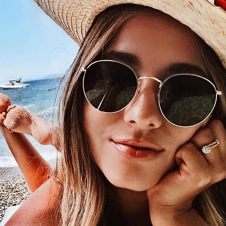 Modieuze retro zonnebril voor dames, een stijlvol accessoire dat je zomerse look compleet maakt. Trendy oogmode.