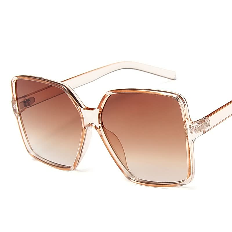 Close-up van trendy InStyle™ dames zonnebril; focus op het grote montuur en de unieke gekleurde glazen.
