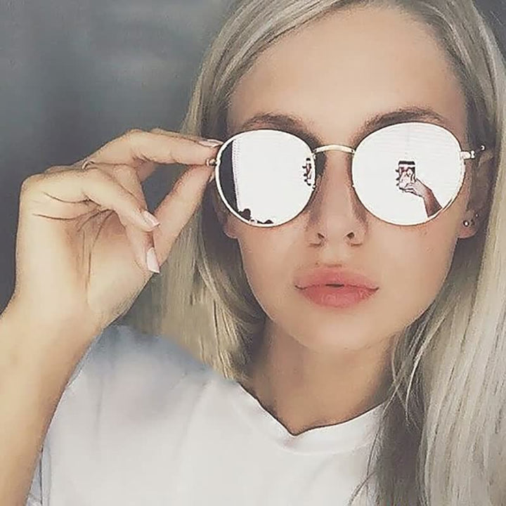 Dames zonnebril in retro stijl, een uniek en trendy mode accessoire. Ideaal voor een stijlvolle zomerlook.